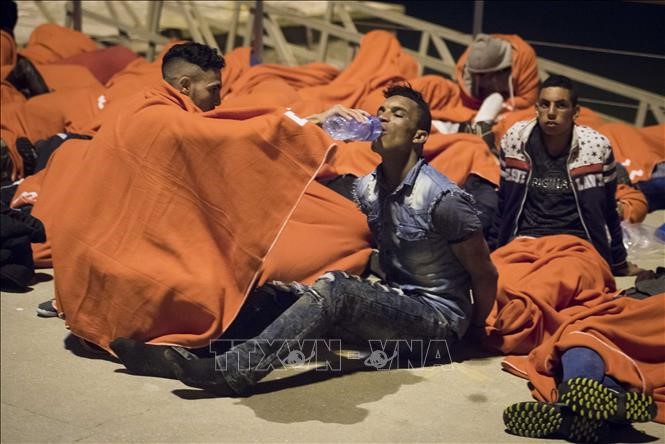 Người di cư Maroc vừa được cứu ở ngoài khơi eo biển Gibraltar thuộc Tây Ban Nha ngày 7/7/2017. Ảnh minh họa: AFP/TTXVN