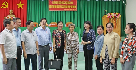 Phó Chủ tịch nước Đặng Thị Ngọc Thịnh (thứ 4, bên phải) trao đổi với cử tri bên lề buổi tiếp xúc. 
