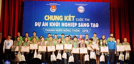 Anh Nguyễn Thanh Việt (đứng bìa trái hàng trên) tại vòng chung kết cuộc thi Dự án khởi nghiệp sáng tạo thanh niên nông thôn 2019.