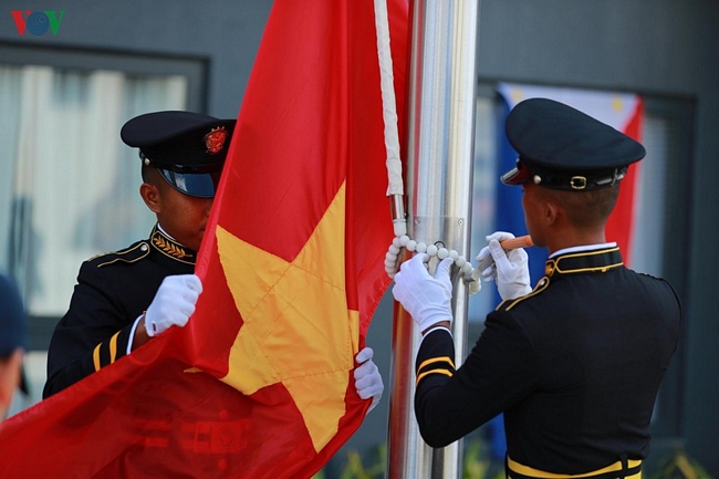Quốc kỳ Việt Nam chuẩn bị được kéo lên.