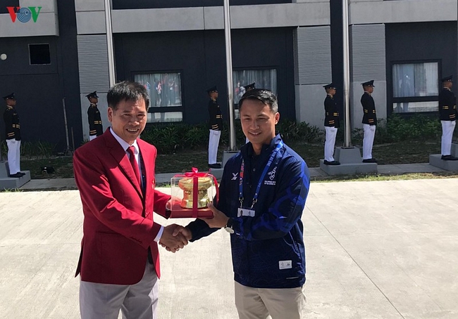 Ông Trần Đức Phấn trao tặng quà lưu niệm cho BTC.