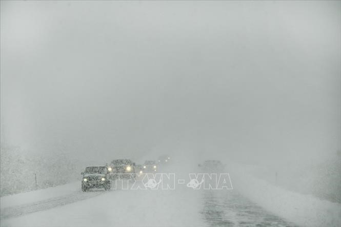 Tuyết rơi dày đặc trên đường cao tốc số 93 ở bang Golden, Colorado (Mỹ). Ảnh tư liệu: Denver Post/TTXVN