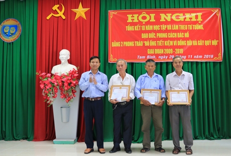 Bí thư Huyện ủy Tam Bình Lê Tiến Dũng trao giấy khen cho các tập thể đạt thành tích xuất sắc trong phong trào thi đua.