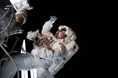 Nhà du hành vũ trụ Drew Morgan đang đi bộ ngoài trạm ISS vào ngày 6/10/2019 nhằm lắp đặt các khối pin cho trạm.