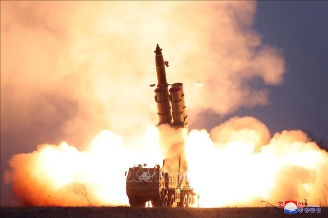 Bệ phóng tên lửa đa nòng siêu lớn được thử nghiệm tại khu vực bờ biển phía đông Triều Tiên ngày 28/11/2019. Ảnh: Yonhap/TTXVN