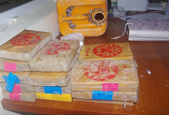 Các gói hê rô in được phát hiện chứa trong can nhựa màu vàng. Ảnh: baoquangnam.vn
