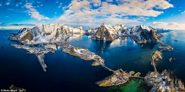 Bức ảnh chụp bởi nhiếp ảnh gia người Đức Dieter Meyrl khắc họa quang cảnh quần đảo Lofoten (Na Uy).