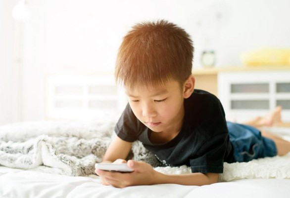 Trẻ nhỏ dùng smartphone quá nhiều có thể bị bệnh mắt chéo - Ảnh minh hoạ: First Cry