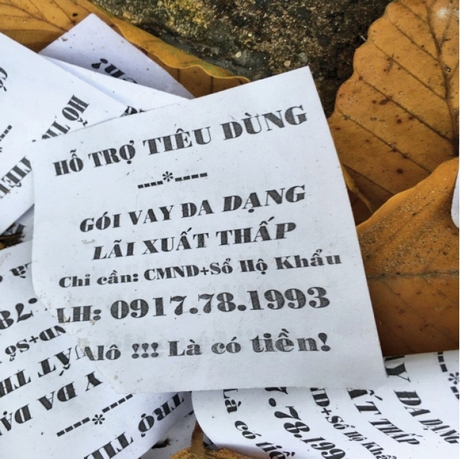 Đây là những tờ rơi được rải trước cửa Trường Mầm non thị trấn Vũng Liêm được nhân viên quét dọn gom lại. Ảnh chụp ngày 18/11/2019