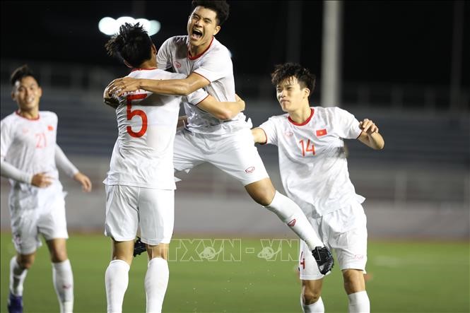 Niềm vui của các cầu thủ U22 Việt Nam sau pha ghi bàn của Đức Chinh. Ảnh: TTXVN.