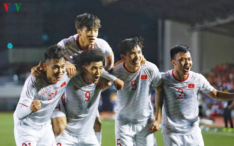 Các cầu thủ U22 Việt Nam ăn mừng bàn thắng vào lưới U22 Singapore (Ảnh: Ngọc Duy).