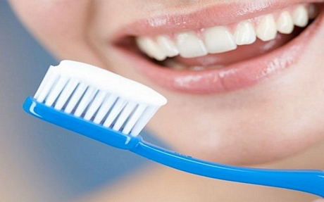Kem đánh răng: Nhiều loại kem đánh răng có chứa thành phần sodium lauryl sulfate, thành phần này có thể kích ứng khiến đôi môi khô và nứt nẻ.
