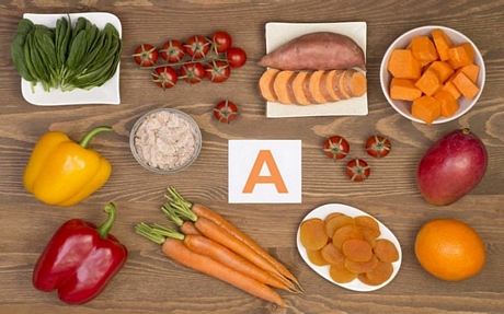 Tiêu thụ quá nhiều vitamin A: Nếu bạn đang tiêu thụ quá nhiều vitamin A, hoặc đang dùng quá nhiều chất bổ sung vitamin A, bạn có thể bị tình trạng khô môi.