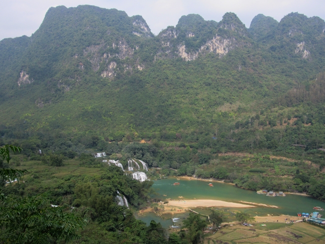 Du khách có thể di chuyển trên bè nổi du ngoạn sông Quây Sơn, ngắm thác Bản Giốc.