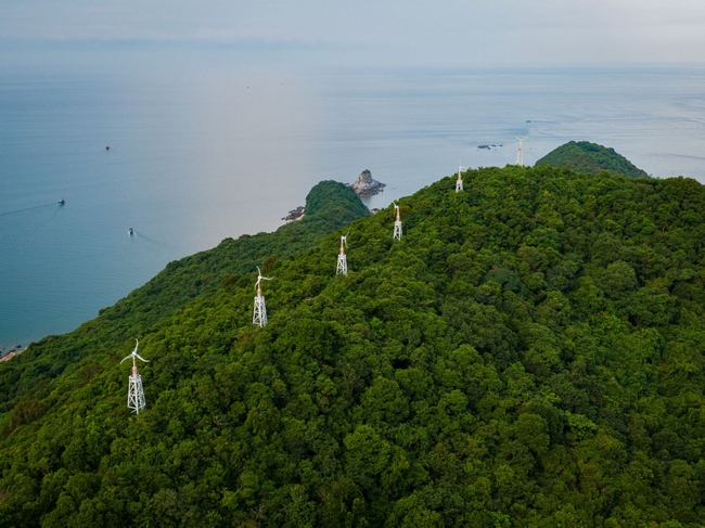 Hệ thống phát điện bằng năng lượng gió gồm 6 tua bin Skystream 3.7 lắp đặt trên đỉnh ngọn núi cao  đảo.
