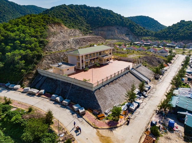 Trường Liên cấp đảo Trần đã được UBND huyện Cô Tô, tỉnh Quảng Ninh đầu tư xây dựng từ năm 2015, với tổng số 6 phòng học, 3 phòng chức năng, tổng mức đầu tư hơn 10 tỷ đồng, đã đáp ứng tốt nhu cầu học tập của con em đồng bào trên đảo.