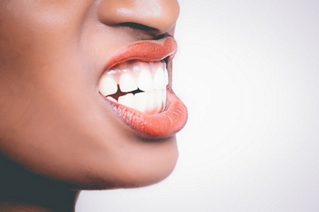 Tốt cho răng miệng: Piperine giúp giảm viêm ở các mô lợi và ngăn thoái hóa xương hàm. Nghiên cứu còn cho thấy piperine có thể giúp chống lại bệnh nha chu. Bạn có thể ăn tiêu, hoặc trộn tiêu với dầu dừa và thoa lên vùng lợi bị sưng.
