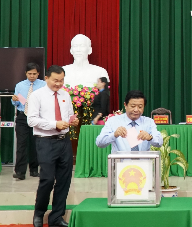 Đại biểu HĐND bỏ phiếu bầu bổ sung chức danh Ủy viên UBND tỉnh Vĩnh Long khóa IX, nhiệm kỳ 2016- 2021.