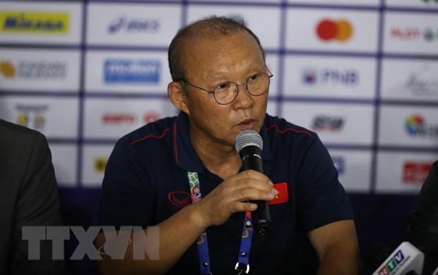 Huấn luyện viên Park Hang-seo khen ngợi tinh thần chiến đấu của các cầu thủ. (Ảnh: Hoàng Linh/TTXVN)