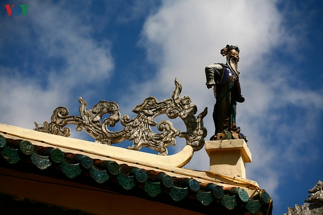 Tượng tiên ông trên bờ chảy mái có ảnh hưởng của kiến trúc Trung Hoa. Có thể thấy mô típ này ở nhiều công trình chùa, đền, hội quán của người Hoa ở Nam Bộ.