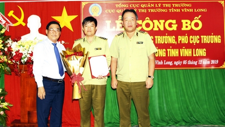 Trao quyết định bổ nhiệm cho đồng chí Lê Thanh Phong- Cục trưởng Cục Quản lý thị trường tỉnh.