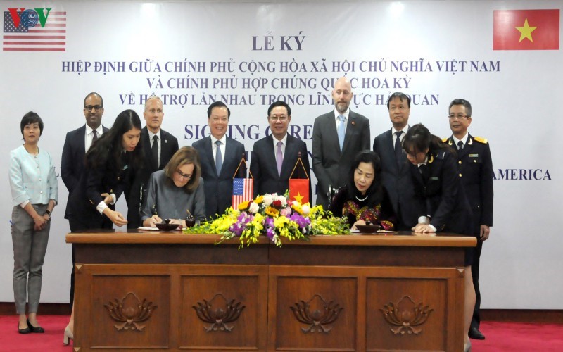 Phó Thủ tướng Vương Đình Huệ và các quan chức chứng kiến lễ ký.