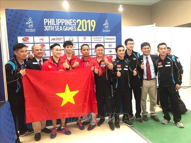 Hai tay vợt Nguyễn Anh Tú - Đoàn Bá Tuấn Anh chia vui với các thành viên đội tuyển bóng bàn. Ảnh: 2019seagames