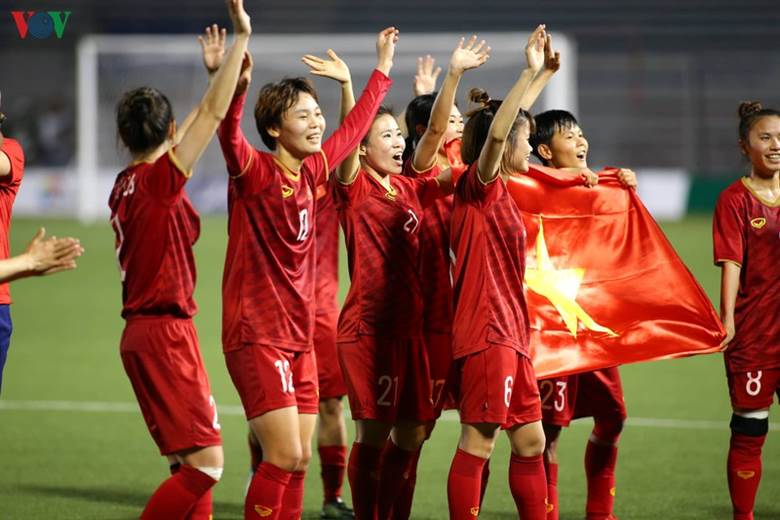 Niềm vui của ĐT nữ Việt Nam sau chiến thắng vẻ vang.