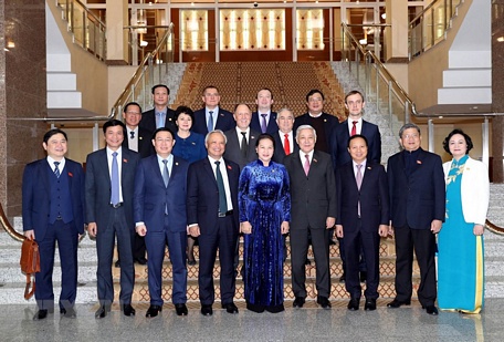Chủ tịch Quốc hội Nguyễn Thị Kim Ngân và các đại biểu chụp ảnh chung. (Ảnh: Trọng Đức/TTXVN)