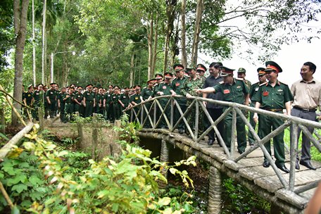 Thượng tướng Nguyễn Phương Nam kiểm tra diễn tập tác chiến phòng thủ quân khu năm 2019 tại Khu căn cứ Cái Ngang.