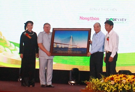 Thủ tướng Chính phủ Nguyễn Xuân Phúc (người đứng thứ 2 từ phải qua) nhận quà lưu niệm từ Hội Nông dân Việt Nam.