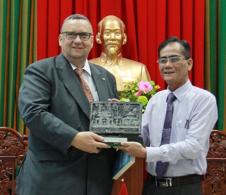 Phó Chủ tịch Thường trực UBND tỉnh- Lê Quang Trung tặng quà lưu niệm ngài Đại sứ Kari Kahiluoto.