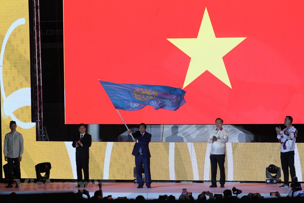  Bộ trưởng Nguyễn Ngọc Thiện tiếp nhận cờ đăng cai SEA Games 31. (Ảnh: Vietnam+)