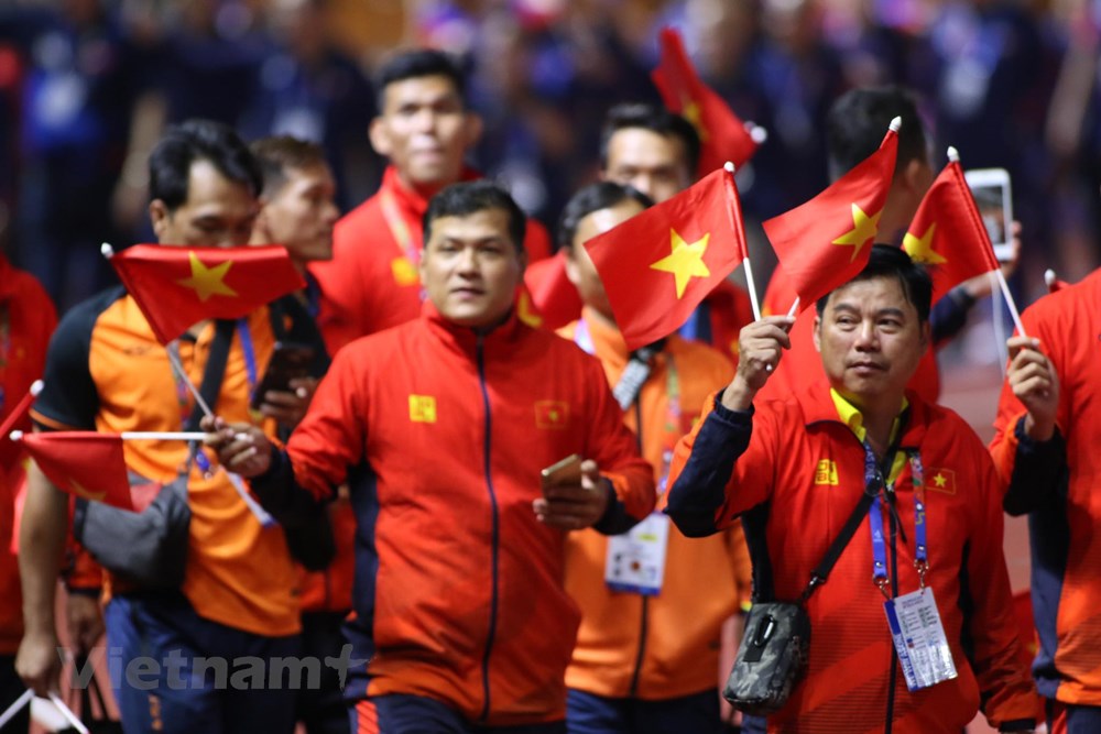  Đoàn Thể thao Việt Nam diễu hành tại lễ bế mạc SEA Games 30. (Ảnh: Vietnam+)