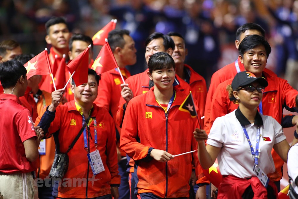  Đoàn Thể thao Việt Nam diễu hành tại lễ bế mạc SEA Games 30. (Ảnh: Vietnam+)