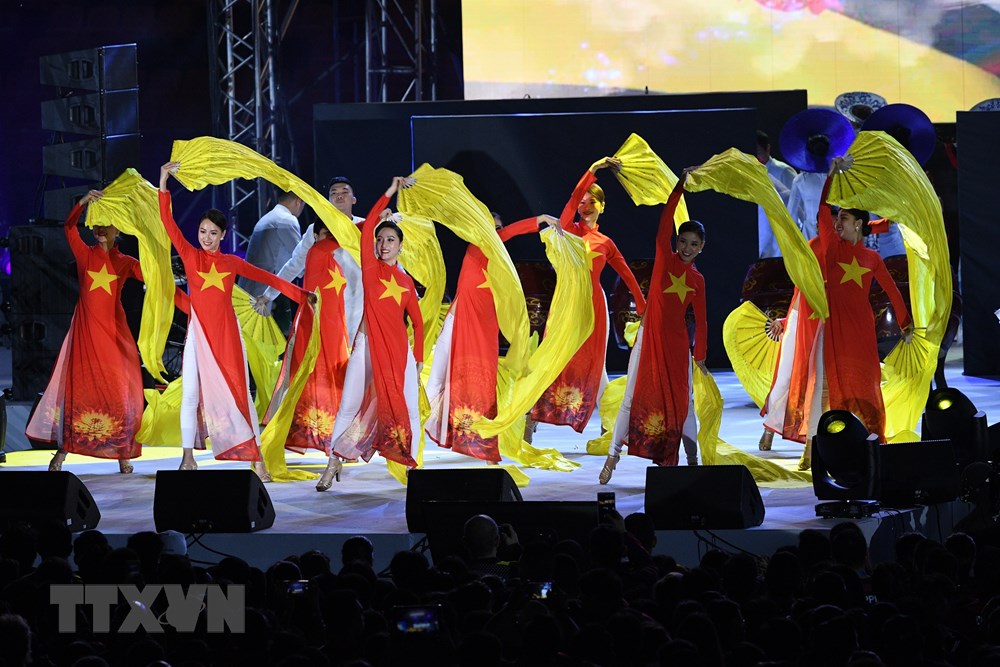  Đoàn Việt Nam biểu diễn tại lễ bế mạc SEA Games 30. (Ảnh: AFP/TTXVN)