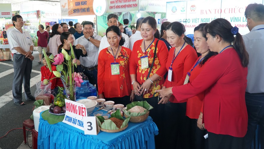  Phần dự thi của HTX nông nghiệp Hậu Thành (Vĩnh Long) với gạo Huyết Rồng Việt Nam.