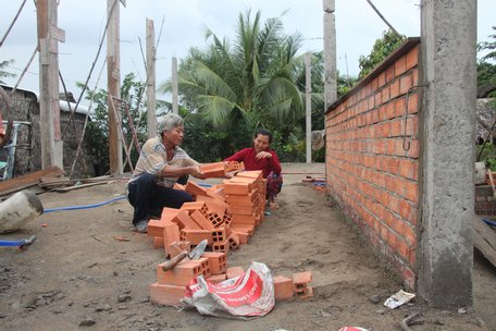 Gia đình ông Nguyễn Văn Thảo (xã Phú Lộc-Tam Bình) đóng góp công lao động cùng địa phương xây dựng căn nhà.