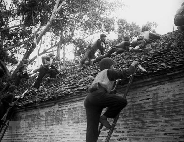  Các chiến sỹ Vệ Quốc đoàn chiến đấu kiên cường bảo vệ từng ngôi nhà, tấc đất của Thủ đô trong những ngày Toàn quốc kháng chiến, tháng 12/1946. (Ảnh: Tư liệu TTXVN)