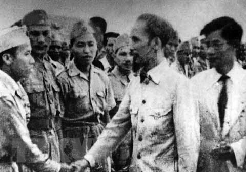  Chủ tịch Hồ Chí Minh đến thăm một đơn vị 'quyết tử' của Hà Nội đầu năm 1947. (Ảnh: Tư liệu/TTXVN)