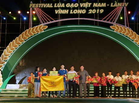 Bí thư Tỉnh ủy- Trần Văn Rón trao giải nhất cuộc thi Gạo ngon thương hiệu Việt.