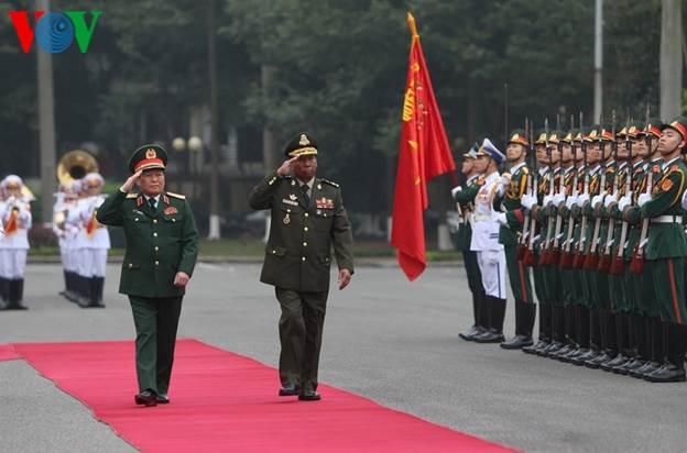 Đại tướng Ngô Xuân Lịch và Đại tướng Tea Banh duyệt Đội danh dự QĐND Việt Nam.