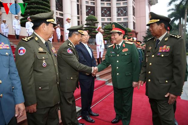 Đại tướng Tea Banh giới thiệu với Đại tướng Ngô Xuân Lịch các thành viên Đoàn đại biểu quân sự cấp cao Vương quốc Campuchia.