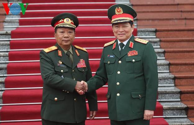 Ngay sau lễ đón chính thức đoàn đại biểu cấp cao Bộ Quốc phòng Campuchia, Đại tướng Ngô Xuân Lịch chủ trì lễ đón Đại tướng Chansamone Chanyalath, Bộ trưởng Bộ Quốc phòng Lào.