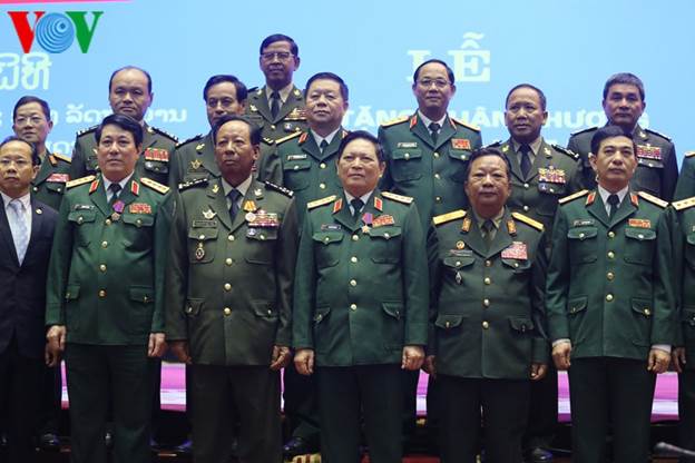 Đoàn đại biểu cấp cao Bộ Quốc phòng của ba nước Việt Nam - Lào - Campuchia chụp ảnh chung.