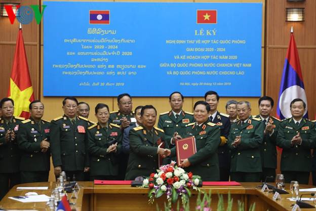 Kết thúc hội đàm, Đại tướng Ngô Xuân Lịch và Đại tướng Chansamone Chanyalath đã ký Nghị định thư về hợp tác quốc phòng giai đoạn 2020-2024 và Kế hoạch hợp tác năm 2020 giữa Bộ Quốc phòng Việt Nam với Bộ Quốc phòng Lào.