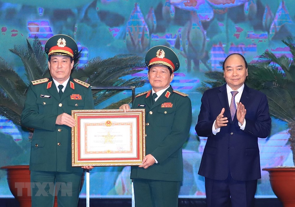  Thủ tướng Nguyễn Xuân Phúc, Chủ tịch Hội đồng thi đua- khen thưởng Trung ương trao tặng Huân chương Quân công hạng Nhất cho Bộ Quốc phòng. (Ảnh: Thống Nhất/TTXVN)