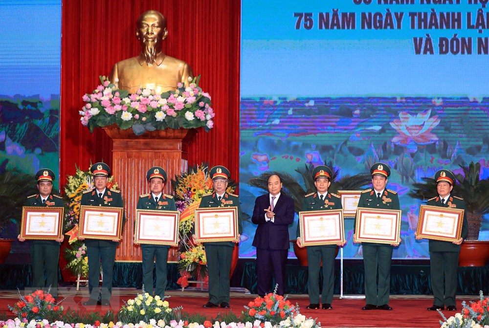  Thủ tướng Nguyễn Xuân Phúc, Chủ tịch Hội đồng thi đua-khen thưởng Trung ương trao tặng Huân chương Quân công hạng Nhất cho các cá nhân có thành tích xuất sắc. (Ảnh: Thống Nhất/TTXVN)