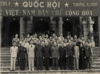 Đại tướng Võ Nguyên Giáp và các đồng chí Phạm Văn Đồng, Tôn Đức Thắng tại Kỳ họp thứ 4 Quốc hội nước Việt Nam dân chủ cộng hòa, tháng 3/1955 tại Hà Nội. Nguồn Trung tâm Lưu trữ quốc gia III, tài liệu ảnh phông Quốc hội, Q1, SLT 29.