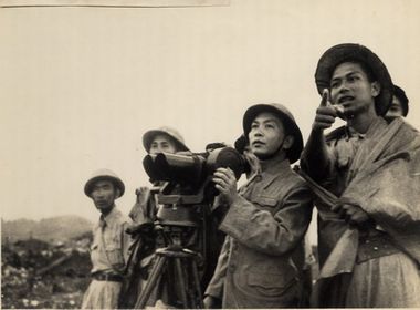 Đại tướng Võ Nguyên Giáp quan sát tình hình mặt trận, năm 1954. Nguồn Trung tâm Lưu trữ quốc gia III, tài liệu ảnh phông Bộ Ngoại giao, SLT 3111 - 2769.